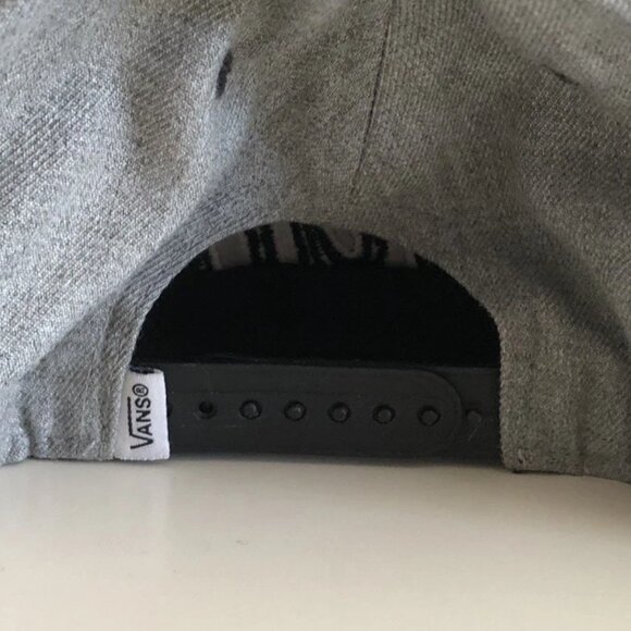 Vans “Off The Wall” Gray And Black Snap Back Adjustable Hat Cap - Picture 2 of 3